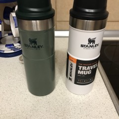 Термокружка STANLEY CLASSIC TRIGGER ACTION ONE HAND 2.0 0,47L 10-06439-032 белый