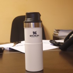 Термокружка STANLEY CLASSIC TRIGGER ACTION ONE HAND 2.0 0,47L 10-06439-032 белый
